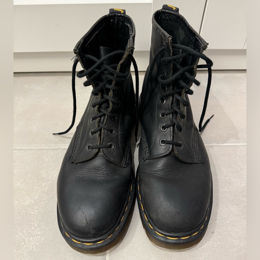Doc Martens AirWair 11821 8-Eye Combat Boots Black Leather Women’s Size 8.5